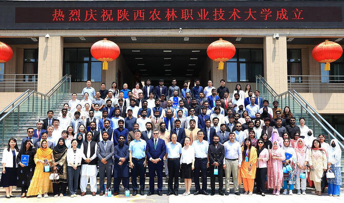 The first batch of 300 Pakistani graduates completed advanced agriculture training in China.