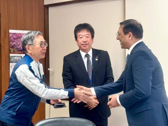 Pakistan’s Ambassador to Japan and the President of Suzuki Motor Corporation discussed technology transfer and localisation opportunities for Pakistan’s automotive sector.