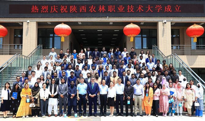 The first batch of 300 Pakistani graduates completed advanced agriculture training in China.