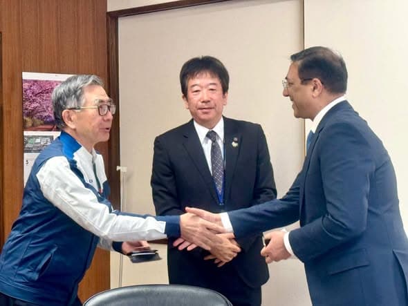 Pakistan’s Ambassador to Japan and the President of Suzuki Motor Corporation discussed technology transfer and localisation opportunities for Pakistan’s automotive sector.