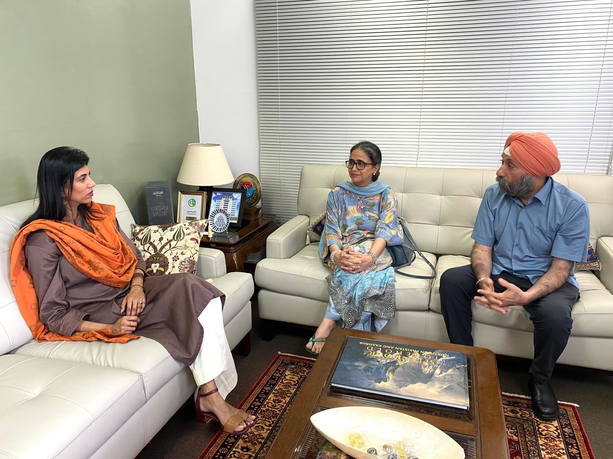 Pakistan’s High Commissioner to Singapore met with author Amardeep Singh to appreciate his work in documenting Sikh heritage in Pakistan.