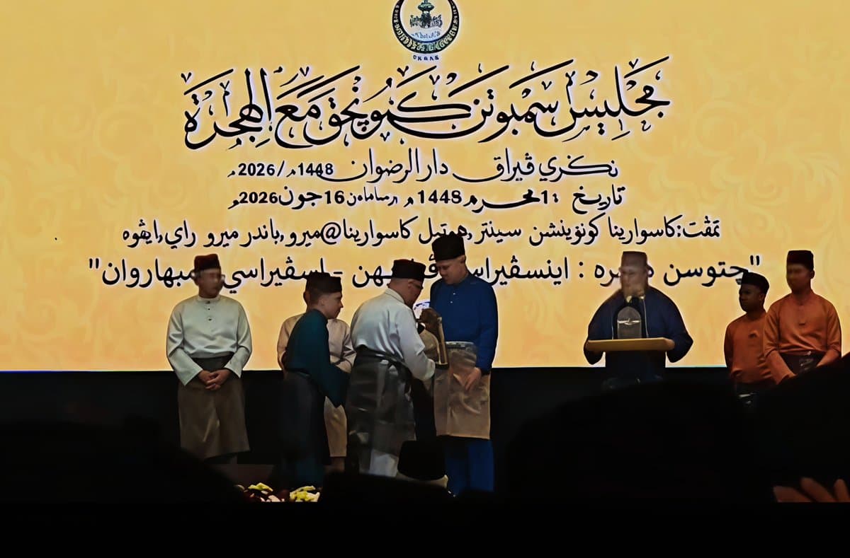 The High Commission of Pakistan in Malaysia congratulated humanitarian worker Cikgu Mohd Azmi Abdul Hamid for receiving the Anugerah Saidina Abu Bakar from the Sultan of Perak province in Malaysia.