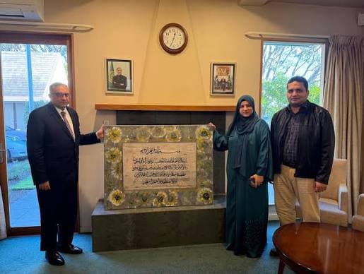 Pakistani artist Naina Zainab gifted her calligraphy work to the Pakistan High Commission in New Zealand.