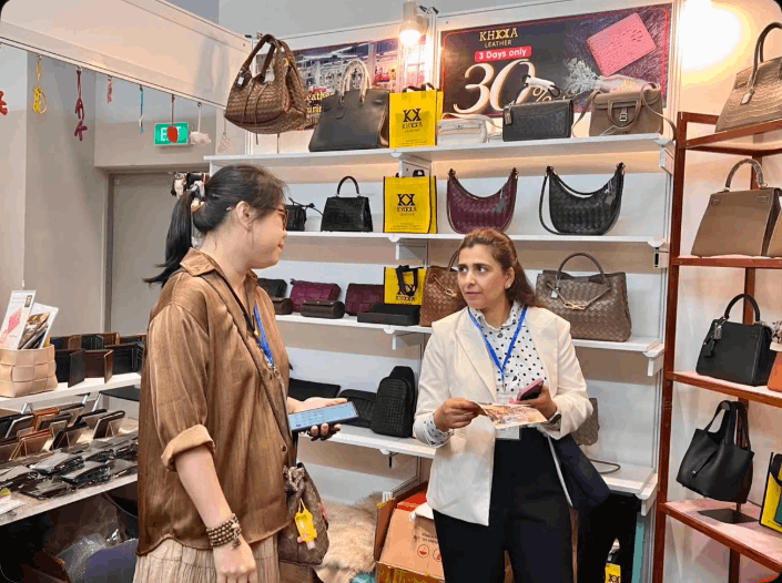 Pakistan’s Trade & Investment Attaché met with Vietnamese entrepreneurs at the International Shoes & Leather Exhibition to boost trade in the footwear and handbag sectors.