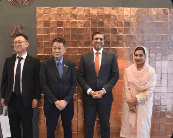 Pakistan’s envoy to Japan, Ambassador Abdul Hameed and Yao City Mayor Keisuke Daimatsu discuss expanding Pakistan-Japan economic cooperation in agriculture, manufacturing, IT, and SME development.