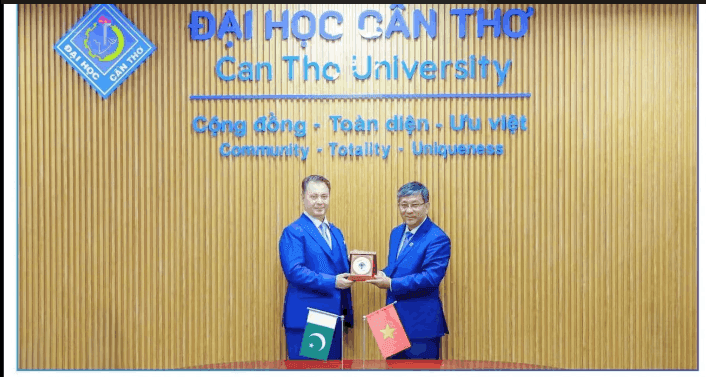 Pakistan’s Ambassador to Vietnam, Kohdayar Marri, met Can Tho University President Dr. Tran Trung Tinh to explore enhanced academic cooperation between Pakistan and Vietnam.