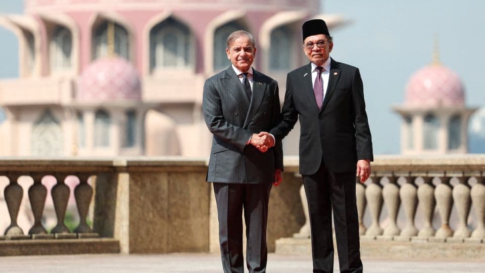 Pakistan PM accorded official welcoming ceremony in Malaysia